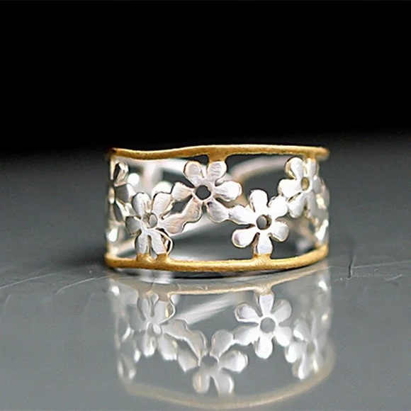 Daisy Antique Silver and Gold Adjustable Ring - Picture 1 of 9